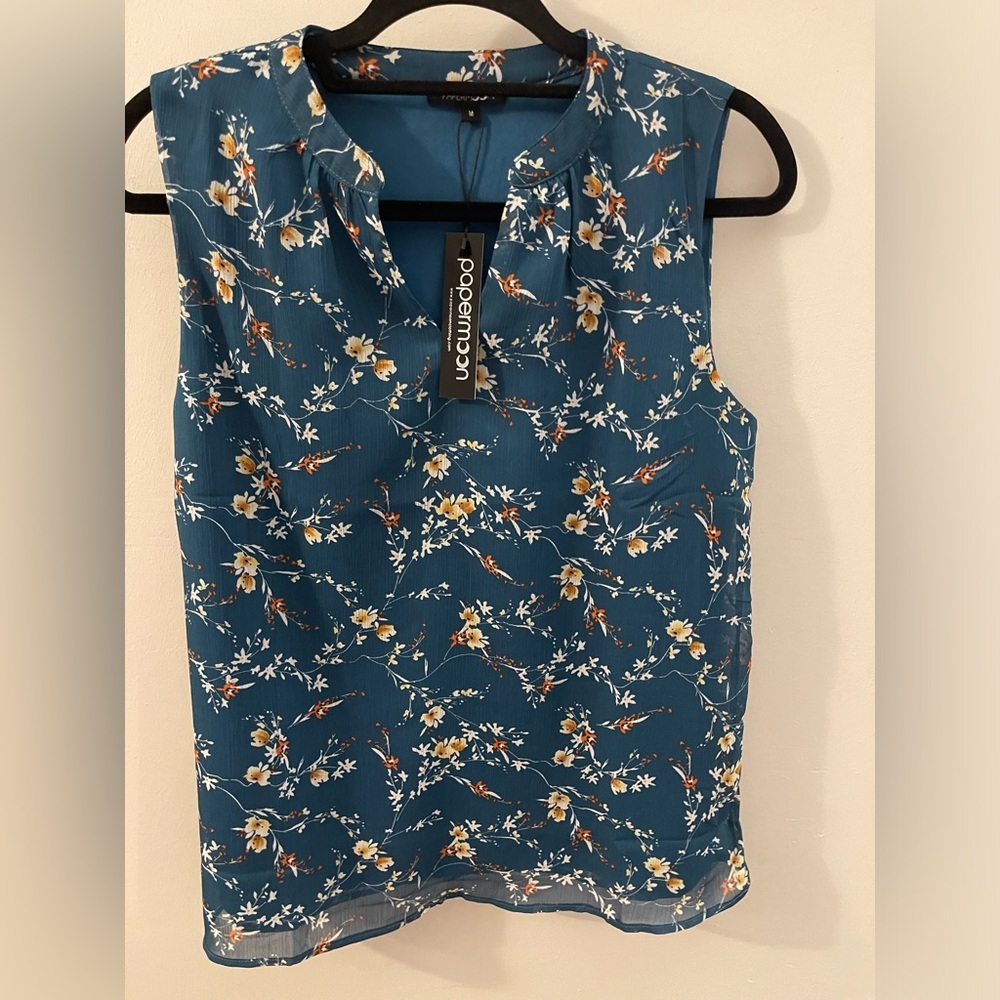 Papermoon green sleeveless top six M women’s in a flower print.
